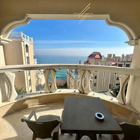 Апартаменти Golden Sands La *